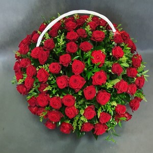 Elegancka kompozycja czerwonych róż w  koszu
