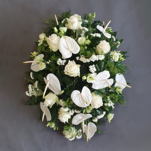 Pogrzebowa wiązanka w białej tonacji