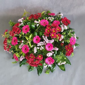 Pogrzebowa wiązanka w tonacji amarantowej