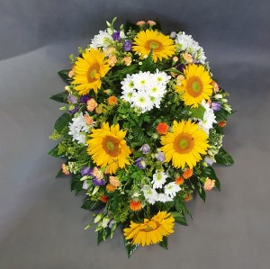 Pogrzebowa wiązanka z kwiatów mieszanych ze słonecznikiem