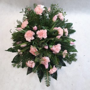 Pogrzebowa wiązanka z goździków w różowej tonacji