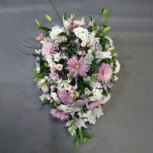 Pogrzebowa wiązanka w tonacji fioletowej