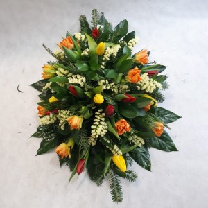 Pogrzebowa wiązanka z kolorowych tulipanów. 