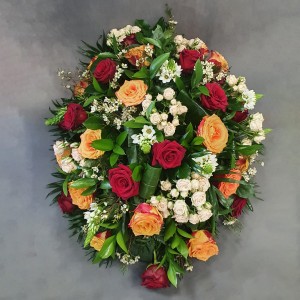 Pogrzebowa wiązanka z czerwonych i herbacianych róż