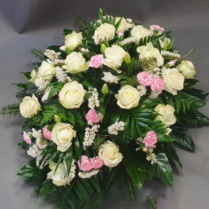 Pogrzebowa wiązanka z kwiatów mieszanych w tonacji kremowo-różowej