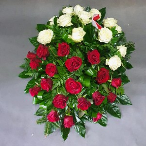 Patriotyczna wiązanka z białych i czerwonych róż