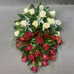 Patriotyczna wiązanka z białych i czerwonych róż z dodatkiem jesiennych liści