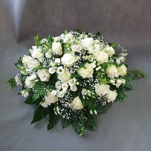 Pogrzebowa wiązanka z białych róż i eustomy
