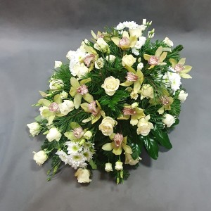 Pogrzebowa wiązanka z białych róż i storczyka